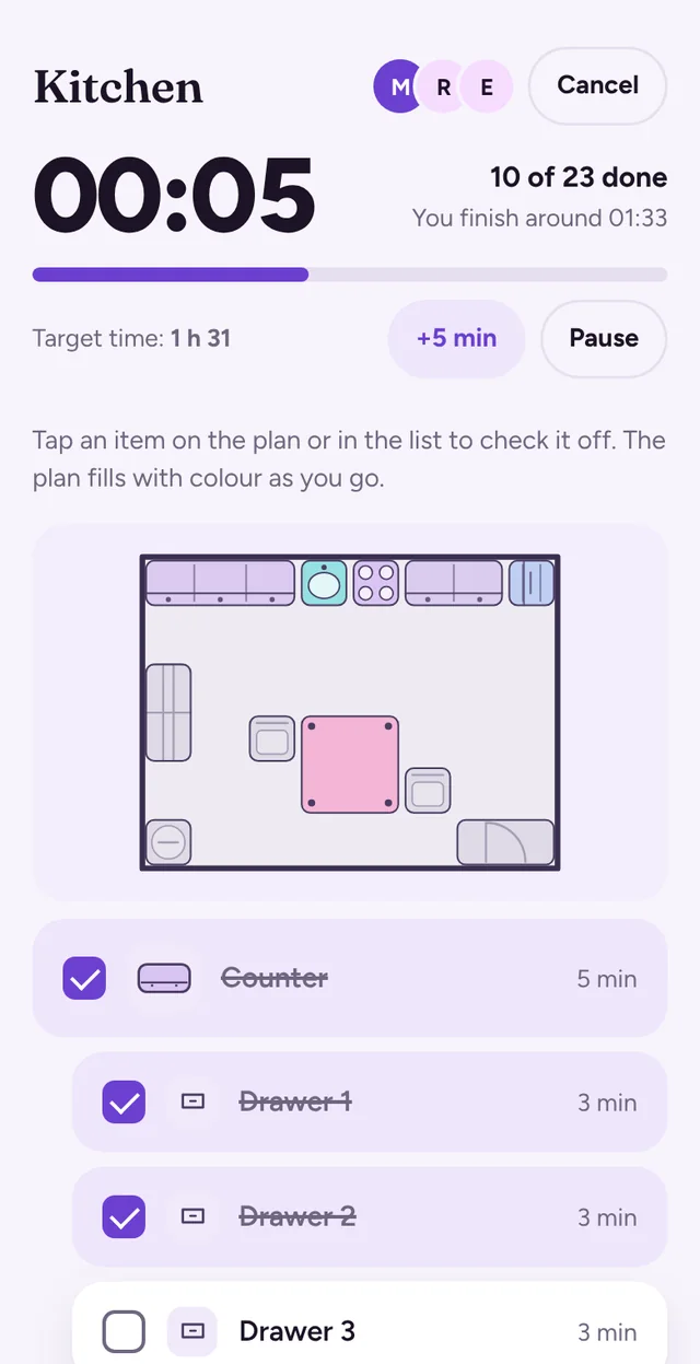The app during a cleaning: a timer, 10 of 23 tasks done, the expected finishing time, and the kitchen plan partly coloured.